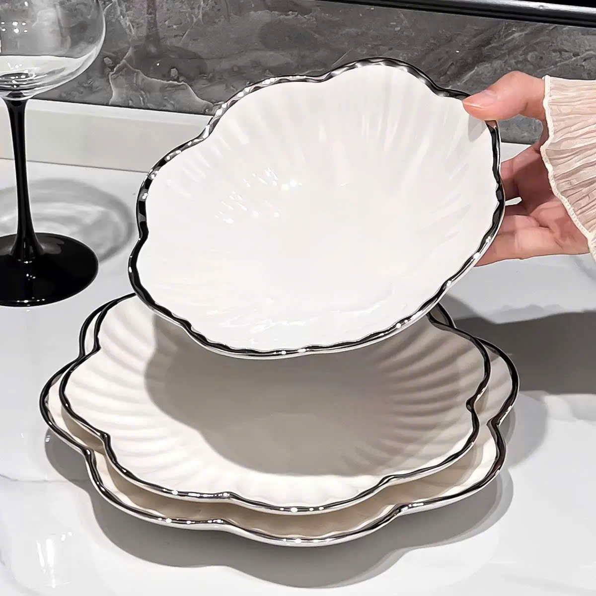 Đĩa sứ trắng viền đen hình hoa mai sang trọng số 6 - Ảnh 8