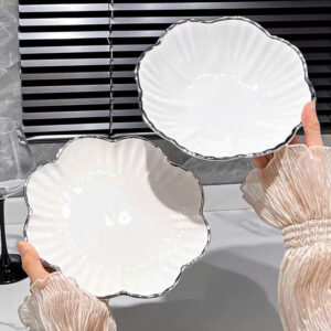 Đĩa sứ trắng viền đen hình hoa mai sang trọng số 6